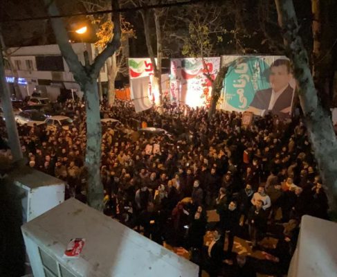 خروش بابایی کارنامی ها در خیابان فرهنگ با شعار بابایی کارنامی حمایتت می کنیم